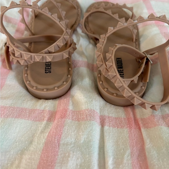 Steve Madden Tan Scalloped Sandals - Picture 4 of 4